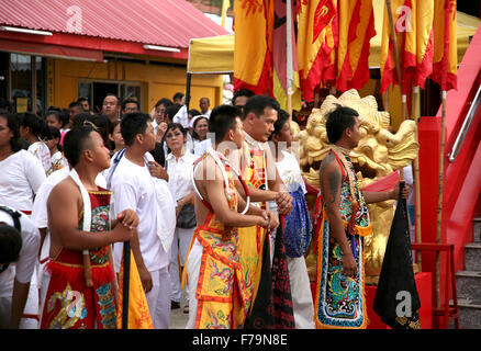 Thailandia Phuket Jor Soo Kong Naka Santuario Phuket vegetarian festival (Festival dei nove Enperor dèi) sollevamento della lanterna P Foto Stock