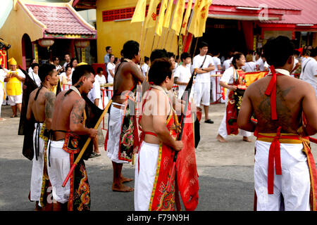 Thailandia Phuket Jor Soo Kong Naka Santuario Phuket vegetarian festival (Festival dei nove Enperor dèi) sollevamento della lanterna P Foto Stock