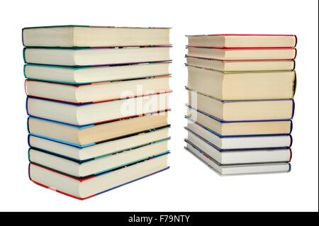 Due pile di libri su sfondo bianco Foto Stock