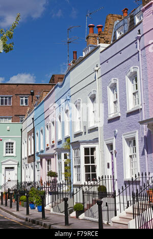 In stile Georgiano colorate case a schiera su Bywater Street a Chelsea, Londra, Inghilterra. Foto Stock