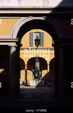 L'Italia, Lombardia, Pavia, cortile dell'Università di Pavia Foto Stock