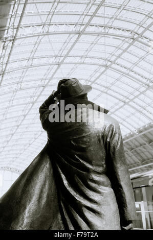John Betjeman scultura in St Pancras Stazione ferroviaria a Londra in Inghilterra in Gran Bretagna nel Regno Unito Regno Unito. Poeta poesia Arte Scultura Storia Foto Stock