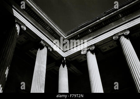 Colonne ioniche del British Museum a Londra in Inghilterra in Gran Bretagna nel Regno Unito Regno Unito. Edificio di architettura colonna Storia greca Foto Stock