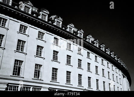 Regent Street nel West End di Londra in Inghilterra in Gran Bretagna nel Regno Unito Regno Unito. Chiaroscuro edificio di architettura in bianco e nero Foto Stock