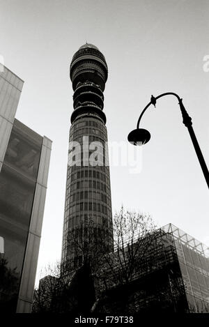 Post Office BT Tower a Londra Inghilterra La Gran Bretagna nel Regno Unito Regno Unito. Architettura moderna Telecom telecomunicazioni telecomunicazioni tecnologia Foto Stock