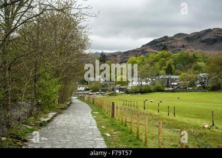 Bellissimo villaggio antico paesaggio immerso tra le colline nel Lake District Foto Stock