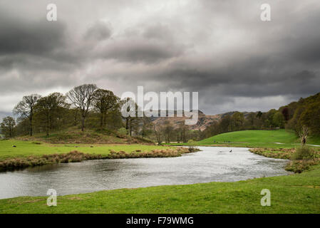 Stormy drammatico cielo sopra il Lake District paesaggio in Inghilterra Foto Stock