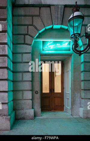 Keepers House, Royal Academy di Londra. Ingresso con Tracy Emin Neon. Legge ' Keep me safe'. Foto Stock