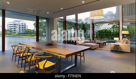 Interno soggiorno a pianta aperta e zona pranzo, camera in una casa in modo Cove, Sentosa, Singapore progettato da Robert Greg Shand Architetti Foto Stock