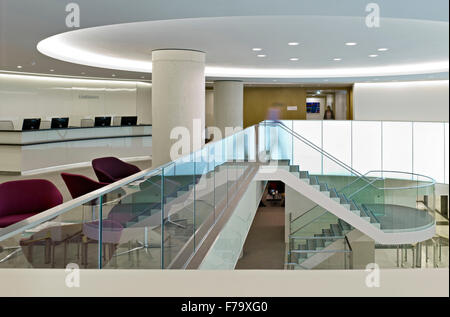 Pilastro e scala in studio Linklaters office Headquarters Building, London, England, Regno Unito Foto Stock