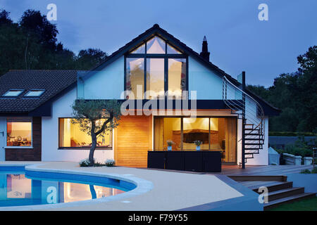 Esterno della casa privata con piscina, Dorset 2013 Foto Stock