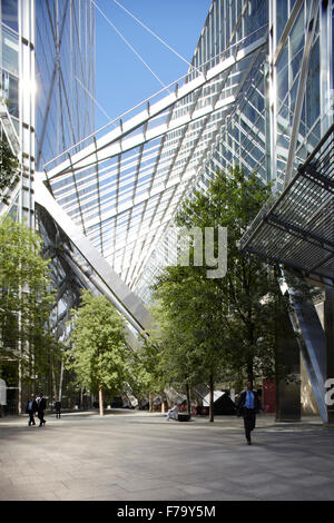 Passerella centrale attraverso Broadgate Tower Londra 2012, design di grattacieli Skidmore, Owings e Merrill Foto Stock