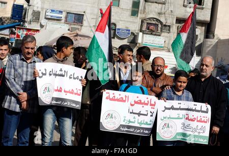 La striscia di Gaza, la Palestina. 27 Nov, 2015. Una solidarietà in Cisgiordania e a Gerusalemme per sostenere l'insurrezione e rifiutato di visitare John Kerry, il Segretario di Stato americano della West Bank al fine di contrastare la rivolta a Gerusalemme dopo cento giorni di inizio dell' intifada in Cisgiordania. Credito: Ramadan El-Agh/Pacific Press/Alamy Live News Foto Stock