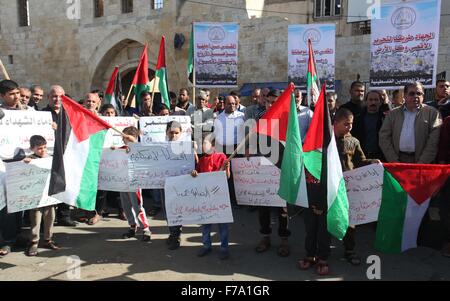 La striscia di Gaza, la Palestina. 27 Nov, 2015. Una solidarietà in Cisgiordania e a Gerusalemme per sostenere l'insurrezione e rifiutato di visitare John Kerry, il Segretario di Stato americano della West Bank al fine di contrastare la rivolta a Gerusalemme dopo cento giorni di inizio dell' intifada in Cisgiordania. Credito: Ramadan El-Agh/Pacific Press/Alamy Live News Foto Stock