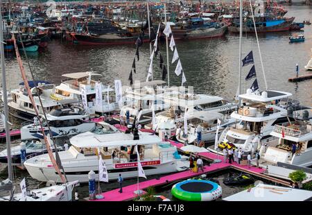 Sanya, cinese della provincia di Hainan. 27 Nov, 2015. Il 6 Cina Boat Show è tenuto in Sanya, una città costiera del sud della Cina di Hainan Provincia, nov. 27, 2015. Credito: Zhao Yingquan/Xinhua/Alamy Live News Foto Stock