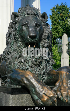 Statua di un leone nei giardini della cattedrale di Cristo Salvatore a Mosca, Russia Foto Stock