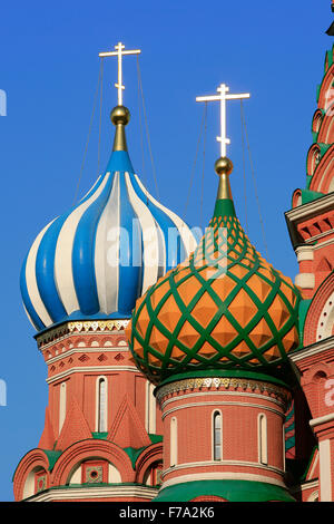 Cupole a cipolla di San Basilio Cattedrale presso la Piazza Rossa di Mosca, Russia Foto Stock