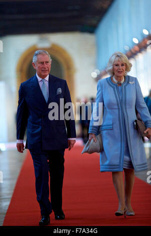 La Valletta, Malta. 27 Nov, 2015. La Gran Bretagna è il principe Carlo e Camilla, duchessa di Cornovaglia, arrivano per la cerimonia di apertura i capi di governo del Commonwealth riuniti (CHOGM) a La Valletta, Malta, il nov. 27, 2015. Il prossimo dei capi di governo del Commonwealth riuniti (CHOGM), con il tema "Commonwealth -- Aggiunta di valore globale", che si terrà a La Valletta, la città capitale di Malta da venerdì a domenica. Credito: Jin Yu/Xinhua/Alamy Live News Foto Stock