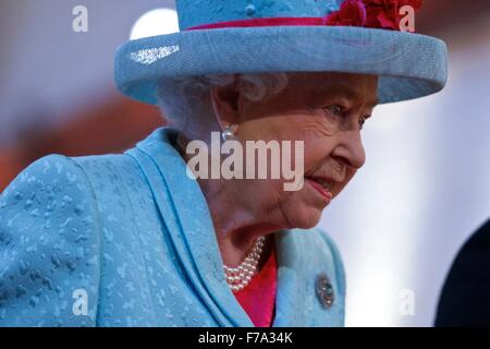 La Valletta, Malta. 27 Nov, 2015. La Gran Bretagna è la Regina Elisabetta arriva per la cerimonia di apertura dei capi di governo del Commonwealth riuniti (CHOGM) a La Valletta, Malta, il nov. 27, 2015. Il prossimo dei capi di governo del Commonwealth riuniti (CHOGM), con il tema "Commonwealth -- Aggiunta di valore globale", che si terrà a La Valletta, la città capitale di Malta da venerdì a domenica. Credito: Jin Yu/Xinhua/Alamy Live News Foto Stock