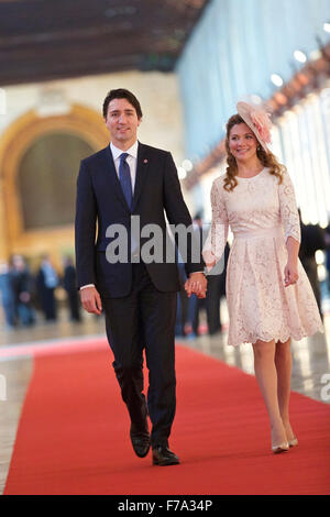 La Valletta, Malta. 27 Nov, 2015. Il primo ministro canadese Justin Trudeau e sua moglie Sophie Gregoire arrivare per la cerimonia di apertura i capi di governo del Commonwealth riuniti (CHOGM) a La Valletta, Malta, il nov. 27, 2015. Il prossimo dei capi di governo del Commonwealth riuniti (CHOGM), con il tema "Commonwealth -- Aggiunta di valore globale", che si terrà a La Valletta, la città capitale di Malta da venerdì a domenica. Credito: Jin Yu/Xinhua/Alamy Live News Foto Stock