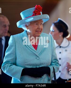 La Valletta, Malta. 27 Nov, 2015. La Gran Bretagna è la Regina Elisabetta arriva per la cerimonia di apertura dei capi di governo del Commonwealth riuniti (CHOGM) a La Valletta, Malta, il nov. 27, 2015. Il prossimo dei capi di governo del Commonwealth riuniti (CHOGM), con il tema "Commonwealth -- Aggiunta di valore globale", che si terrà a La Valletta, la città capitale di Malta da venerdì a domenica. Credito: Jin Yu/Xinhua/Alamy Live News Foto Stock