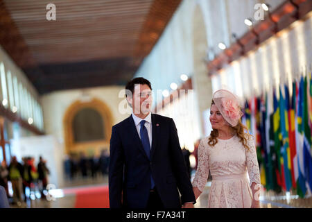 La Valletta, Malta. 27 Nov, 2015. Il primo ministro canadese Justin Trudeau e sua moglie Sophie Gregoire arrivare per la cerimonia di apertura i capi di governo del Commonwealth riuniti (CHOGM) a La Valletta, Malta, il nov. 27, 2015. Il prossimo dei capi di governo del Commonwealth riuniti (CHOGM), con il tema "Commonwealth -- Aggiunta di valore globale", che si terrà a La Valletta, la città capitale di Malta da venerdì a domenica. Credito: Jin Yu/Xinhua/Alamy Live News Foto Stock