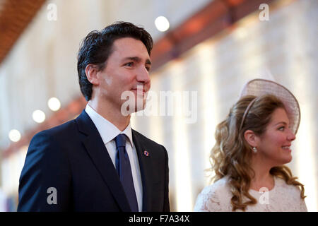 La Valletta, Malta. 27 Nov, 2015. Il primo ministro canadese Justin Trudeau e sua moglie Sophie Gregoire arrivare per la cerimonia di apertura i capi di governo del Commonwealth riuniti (CHOGM) a La Valletta, Malta, il nov. 27, 2015. Il prossimo dei capi di governo del Commonwealth riuniti (CHOGM), con il tema "Commonwealth -- Aggiunta di valore globale", che si terrà a La Valletta, la città capitale di Malta da venerdì a domenica. Credito: Jin Yu/Xinhua/Alamy Live News Foto Stock