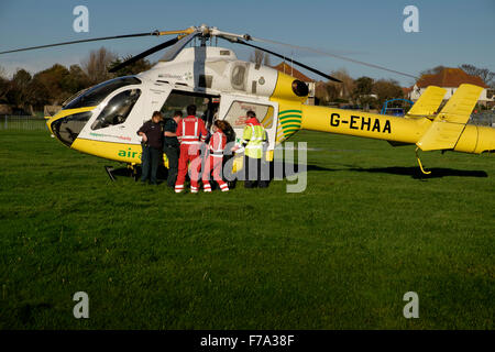 Essex e Herts Air Ambulance fiducia elicottero G-EHAA ,a bathhouse prato Walton sul Naze Foto Stock