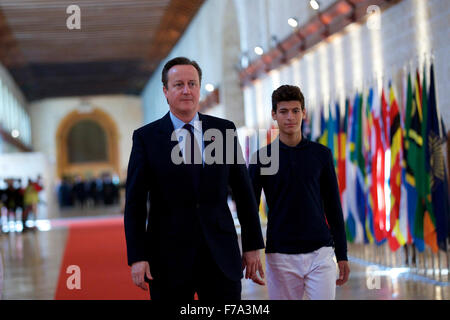 La Valletta, Malta. 27 Nov, 2015. La Gran Bretagna è il Primo Ministro David Cameron (L) arriva per la cerimonia di apertura i capi di governo del Commonwealth riuniti (CHOGM) a La Valletta, Malta, il nov. 27, 2015. Il prossimo dei capi di governo del Commonwealth riuniti (CHOGM), con il tema "Commonwealth -- Aggiunta di valore globale", che si terrà a La Valletta, la città capitale di Malta da venerdì a domenica. Credito: Jin Yu/Xinhua/Alamy Live News Foto Stock