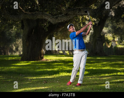 L'uomo giocando a golf. Montenmedio Golf. Cadice, Andalusia, Spagna meridionale. Foto Stock