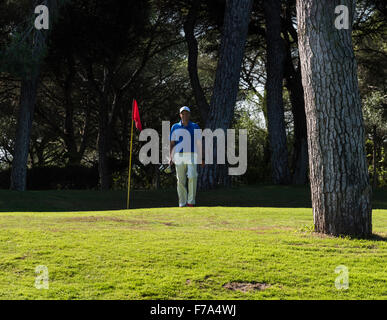 Giocatore di golf sul putting green. Montenmedio Golf. Cadice, Andalusia, Spagna. Foto Stock