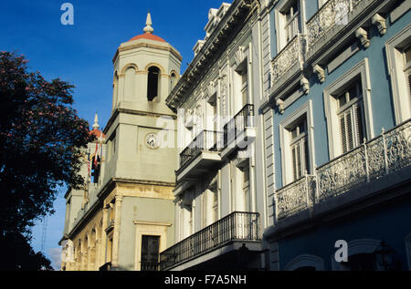 L'Alcaldia o Municipio (posteriore) è uno dei suoi edifici colorati su San Juan di Plaza de Armas, Puerto Rico Foto Stock