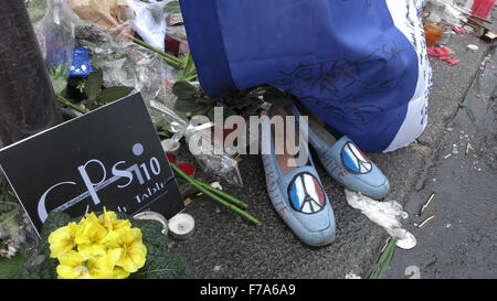 Parigi, Francia. 26 Novembre, 2015. Nazionale francese, la bandiera tricolore è appesi ovunque nella capitale Parigi, durante un tributo nazionale a 130 persone uccise durante gli attacchi terroristici contro il 13 novembre 2015 a Parigi. Cafe 'Le Carillon' dove 14 morti. Credito: Ania Freindorf/Alamy Live News Foto Stock