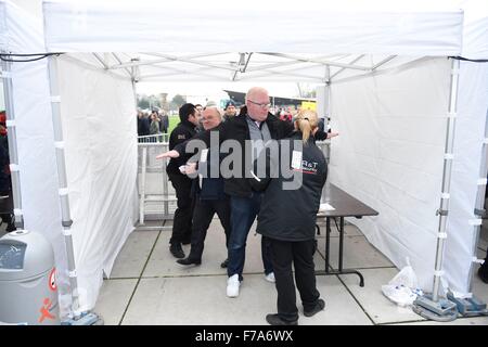 Il Belgio. 27 Nov, 2015. Coppa Davis finale, Gran Bretagna contro il Belgio. Giorno 1 la riproduzione. Il controllo di sicurezza di appassionati di credito: Azione Sport Plus/Alamy Live News Foto Stock