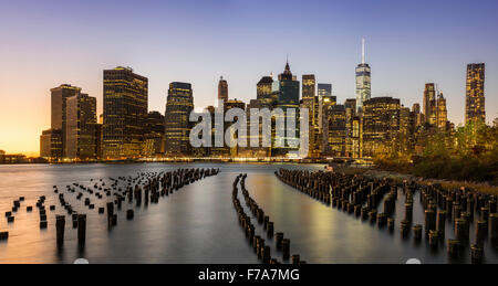 Vista panoramica di Lower Manhattan skyline al tramonto dal ponte di Brooklyn Park, Brooklyn, New York, Stati Uniti d'America Foto Stock