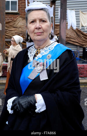 L'attrice interpreta la parte di Queen Victoria al Victorian festa di Natale 2015 Portsmouth Inghilterra Regno Unito Foto Stock