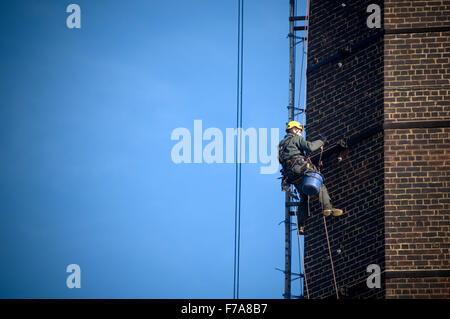 Steeplejack steeplejacks steeple martinetto martinetti lavora in altezza paura delle altezze penzolanti sulle funi Funi salita arrampicata uomo uomini wo Foto Stock