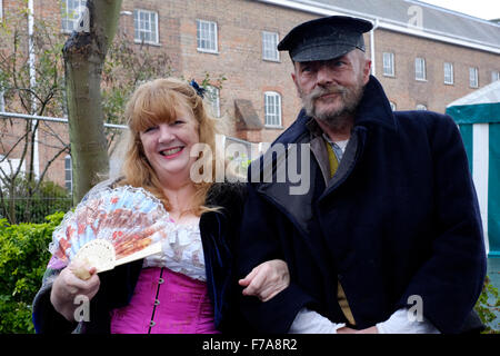 Due personaggi in costume eseguire al Victorian festa di Natale 2015 Portsmouth Inghilterra Regno Unito Foto Stock