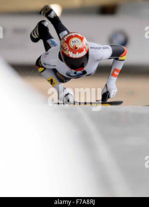 Altenberg, Germania. 27 Nov, 2015. La Germania Jacqueline Loelling in azione sulla pista di ghiaccio durante il primo round della Le donne lo scheletro di coppa del mondo a Altenberg, Germania, 27 novembre 2015. Foto: THOMAS EISENHUTH/dpa/Alamy Live News Foto Stock