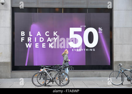 Oxford Street, Londra, Regno Unito. Il 27 novembre 2015. Venerdì nero: vendita segni in vetrine di negozi di Oxford Street a Londra © Matthew Cha Foto Stock