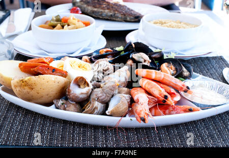 Bellissima e una gustosa cena a base di pesce sul tavolo. Foto Stock