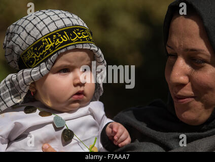 Un sciita iraniano madre e il suo bambino durante le celebrazioni Tasua un giorno prima di Ashura, Lorestan Provincia, Khorramabad, Iran Foto Stock