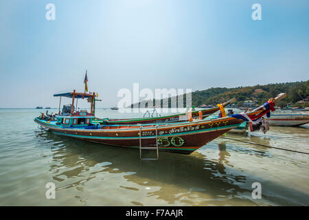 Colorata dalla lunga coda di barche in mare, l'isola di Koh Tao, Golfo di Thailandia, Tailandia Foto Stock