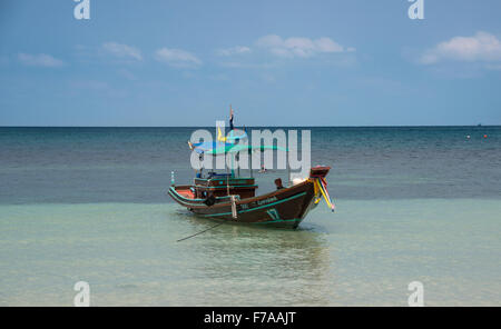 Colorata barca long-tail nel mare turchese, Koh Tao, Golfo di Thailandia, Tailandia Foto Stock