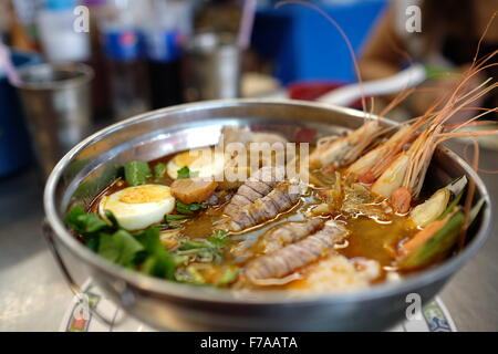 Tom Yum Goong (pesce hot pot) - Un Thai famoso menu, con un mix di canocchia e altri frutti di mare Foto Stock