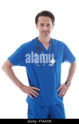 Ritratto di giovane medico in uniforme blu isolato su sfondo bianco Foto Stock