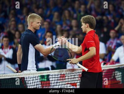 Gent, Belgio. 27 Novembre, 2015. Coppa Davis finale, Belgium-Great Gran Bretagna, primo match, Kyle Edmund (GBR) (L) scuote le mani con David Goffin (BEL) dopo aver perso la sua partita Credito: Henk Koster/Alamy Live News Foto Stock