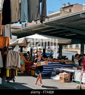 Vestiti appesi in mercato e la frutta e la verdura si spegne al Sant' Ambrogio Firenze del mercato Foto Stock