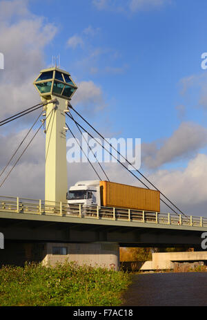 Camion che attraversano il fiume Ouse su Selby swingbridge Yorkshire Regno Unito Foto Stock