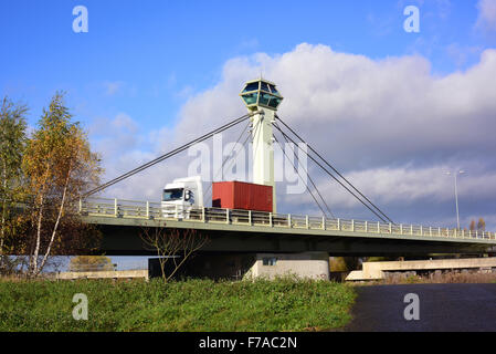 Camion che attraversano il fiume Ouse su Selby swingbridge Yorkshire Regno Unito Foto Stock